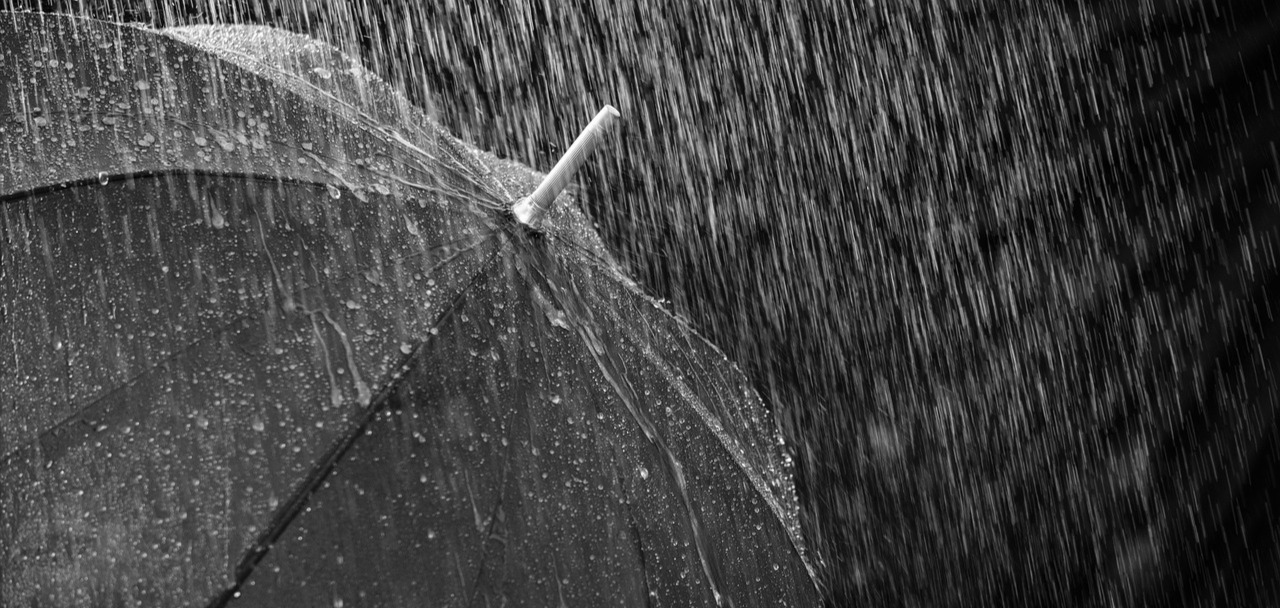 Silny deszcz z burzami